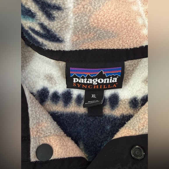 Patagonia Women’s Lightweight Synchilla Snap-T Pullover in Bandicoot Marrow Grey - Picture 4 of 7